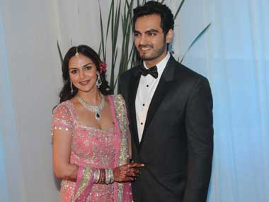 Sonia Gandhi invites newlywed Esha, Bharat to dinner